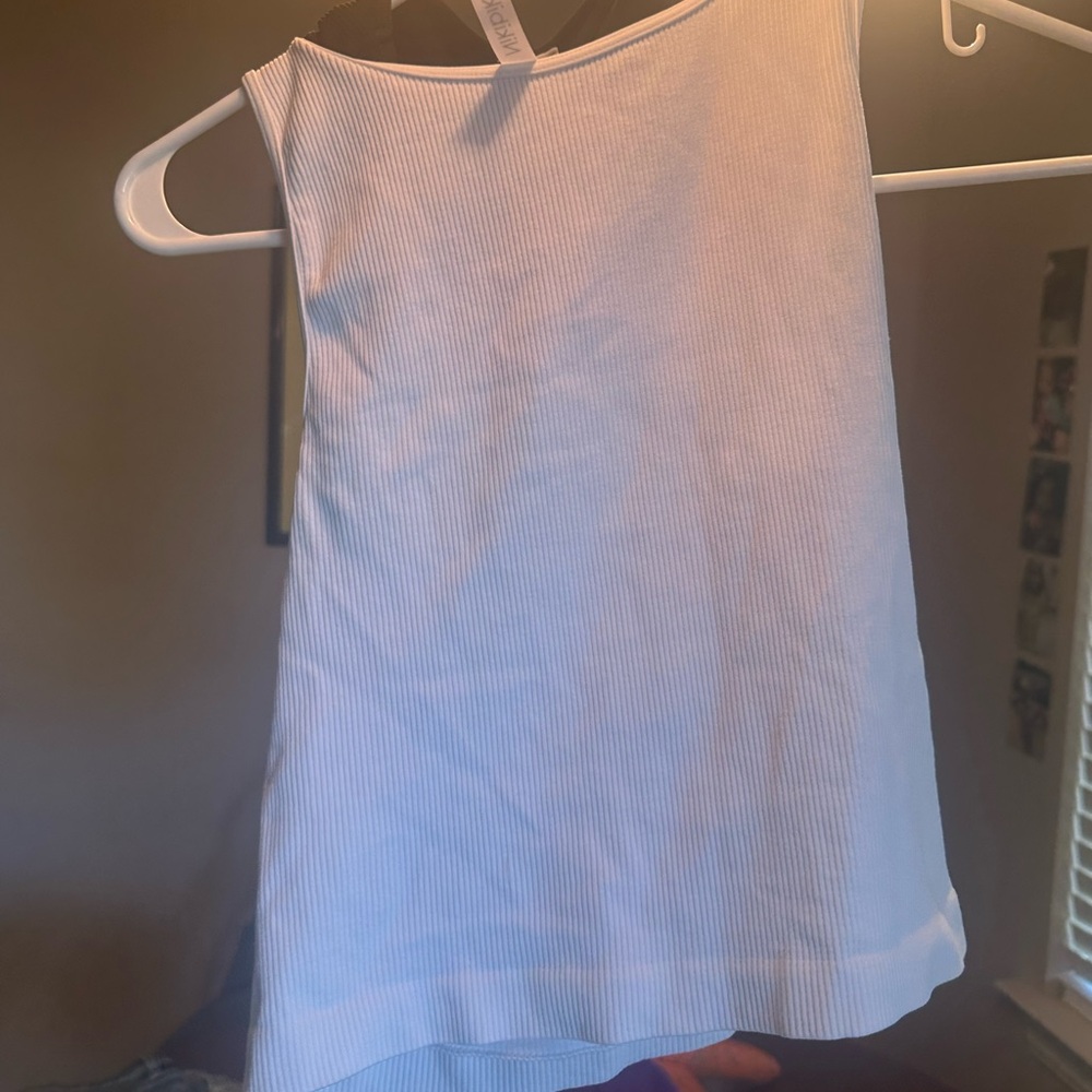 Black and White Sleeveless Tops - Picture 5 of 6